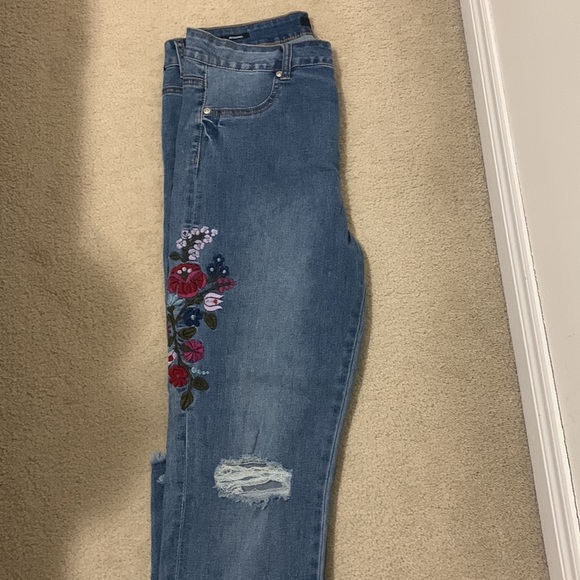 Bluenotes Jegging with pretty flower stitch - Picture 3 of 4